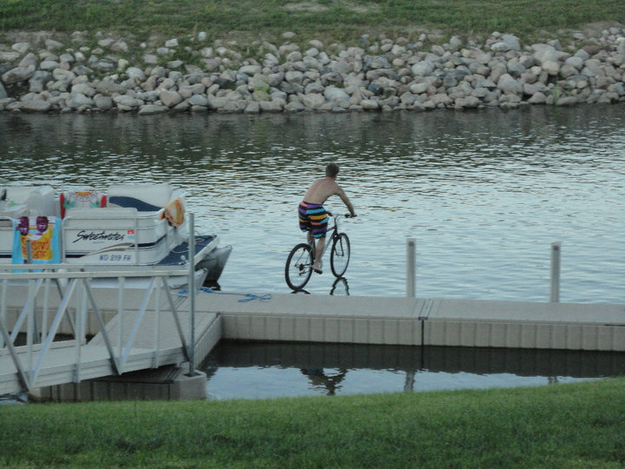 merge cu bicicleta pe apa